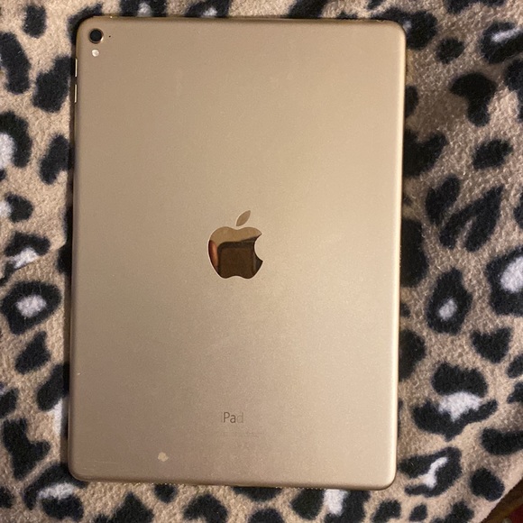 Apple iPad Pro 9.7 in 32GB - Picture 2 of 4